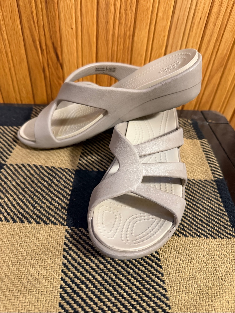 Crocs Women’s Size 5 Dual Comfort Wedge Sandals Taupe Beige Strappy